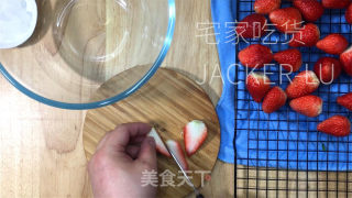 家常草莓酱，天然安康无增加，抹里包，拌酸奶，冲牛奶皆十分好吃。的做法步调：2
