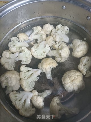 豆瓣酱炒菜花的做法步调：1