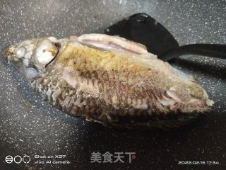 鲫鱼萝卜鸡蛋汤的做法步调：1