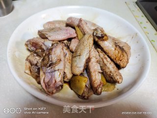 焖鸡中翅的做法步调：1