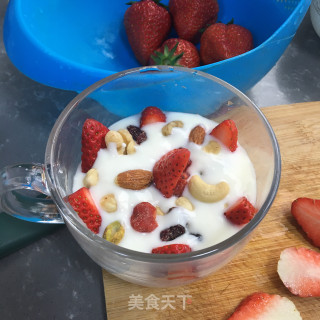 脆果草莓酸奶杯的做法步调：7