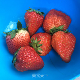脆果草莓酸奶杯的做法步调：1