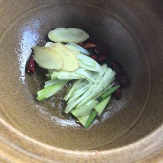 三黄鸡炖羊肚菌的做法步调：5