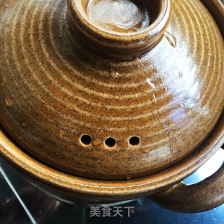 三黄鸡炖羊肚菌的做法步调：9