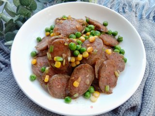 玉米青豆炒香肠的做法步调：9