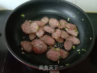 玉米青豆炒香肠的做法步调：3