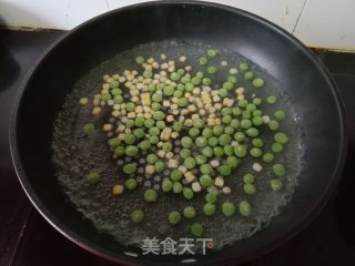 玉米青豆炒香肠的做法步调：1