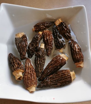 虾茸酿羊肚菌的做法步调：1