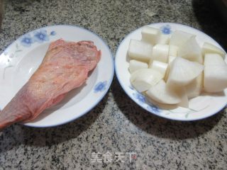 腊鸡腿萝卜汤的做法步调：1