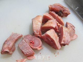 腊鸡腿萝卜汤的做法步调：2