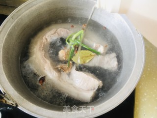 锅仔酸菜利剑肉的做法步调：1