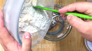 柠檬糖霜酥饼，清爽柠檬汁、甘美糖粉，让生齿感一新。的做法步调：3