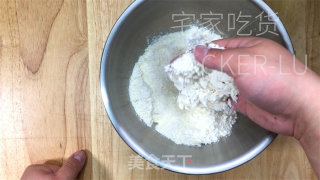 柠檬糖霜酥饼，清爽柠檬汁、甘美糖粉，让生齿感一新。的做法步调：4