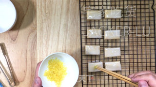 柠檬糖霜酥饼，清爽柠檬汁、甘美糖粉，让生齿感一新。的做法步调：12
