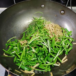 韭菜炒豆腐皮的做法步调：8