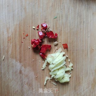 韭菜炒豆腐皮的做法步调：3