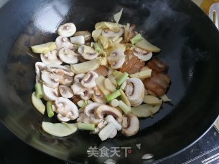 咸肉炒蘑菇冬笋的做法步调：6