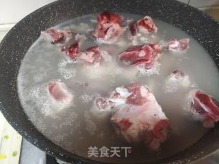 莲藕炖排骨的做法步伐
：1