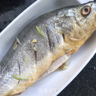 喷鼻辣黄花鱼的做法步调：1