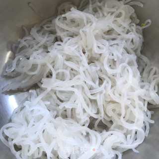 粉条拌小芽菜的做法步调：2