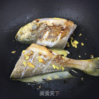 白烧黄花鱼的做法步调：3