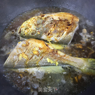 白烧黄花鱼的做法步调：4