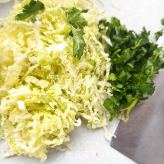 “浑肠食谱”腊八醋拌利剑菜芯的做法步调：2