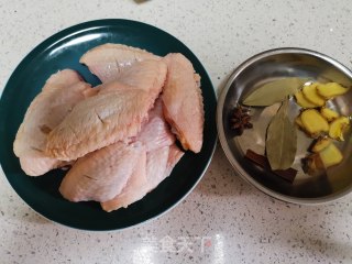 可乐鸡翅的做法步调：1