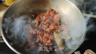 蒜炒卤年夜肠的做法步调：1