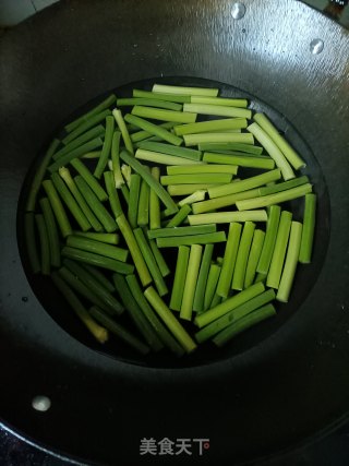 蒜苔炒香肠的做法步调：2