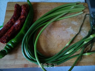 蒜苔炒香肠的做法步调：1