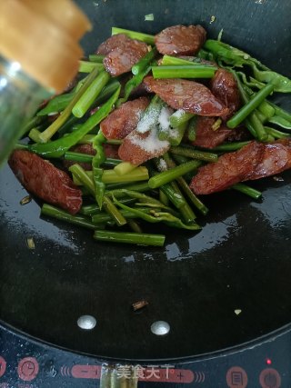 蒜苔炒香肠的做法步调：10