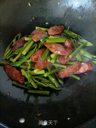 蒜苔炒香肠的做法步调：8