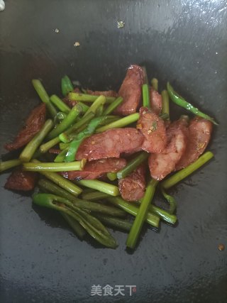 蒜苔炒香肠的做法步调：11