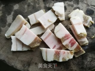 咸肉炒青菜的做法步调：1