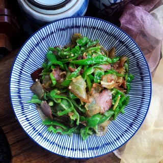 四川腊肉炒青椒的做法步调：9