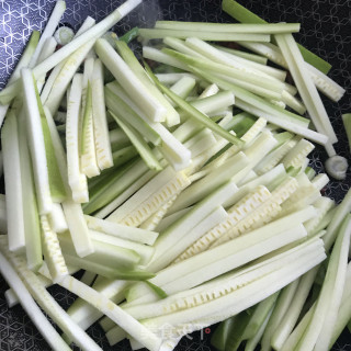 小炒葫芦条的做法步调：4