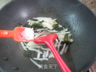 裙带菜炒萝卜的做法步调：9