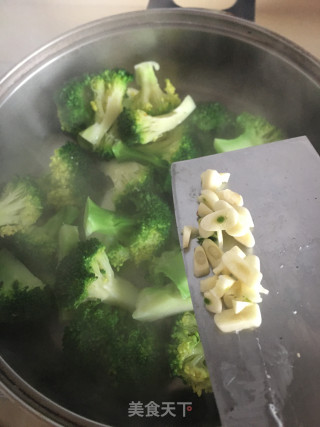 蒜喷鼻西兰花的做法步调：6