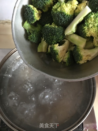 蒜喷鼻西兰花的做法步调：2