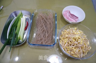 肉片炒芽粉的做法步调：1