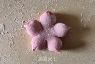 樱花花馒头的做法步调：4