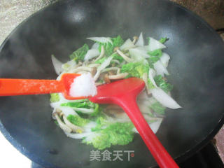 蟹味菇炒黄心菜的做法步调：7