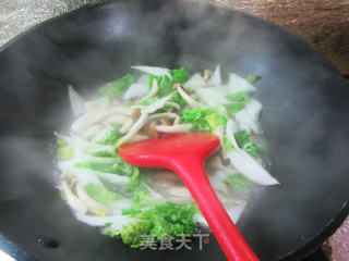 蟹味菇炒黄心菜的做法步调：6