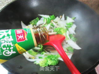 蟹味菇炒黄心菜的做法步调：8
