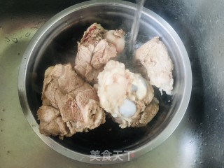 年夜骨头汤的做法步调：2