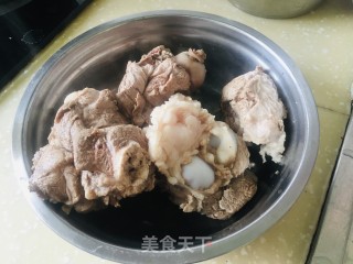 年夜骨头汤的做法步调：1