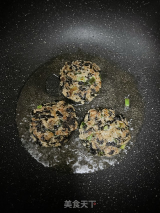 喷鼻煎紫菜肉馅饼的做法步调：10