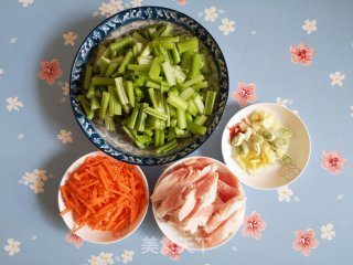 五花肉炒西芹的做法步调：1