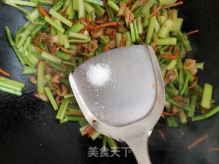 五花肉炒西芹的做法步调：8